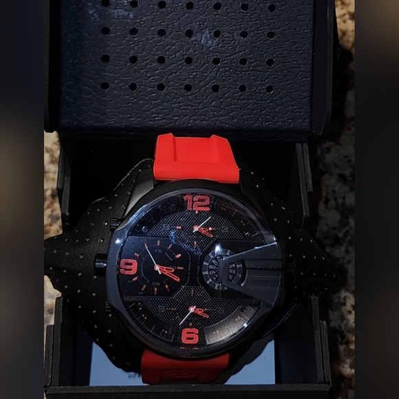 Diesel Uber Chief 2005 Three-Hand Red Silicone Watch - Picture 3 of 11